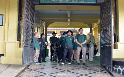 GURU DAN MURID MA SERBA BAKTI SURYALAYA GELAR NAPAK TILAS PANGERSA ABAH SEPUH